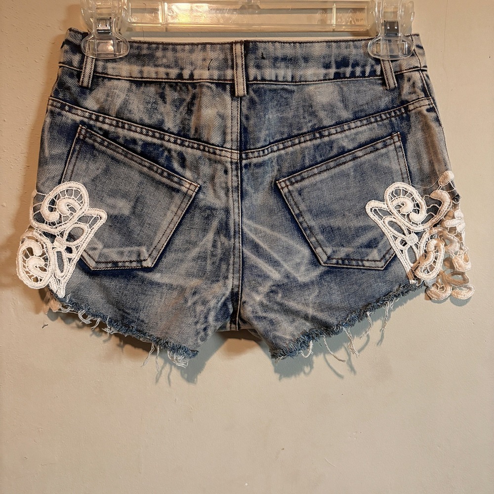 RAGA Boho Festival Shorts Size S Crochet Lace Trim Fray Hem Light Acid Wash NWT - Picture 6 of 10